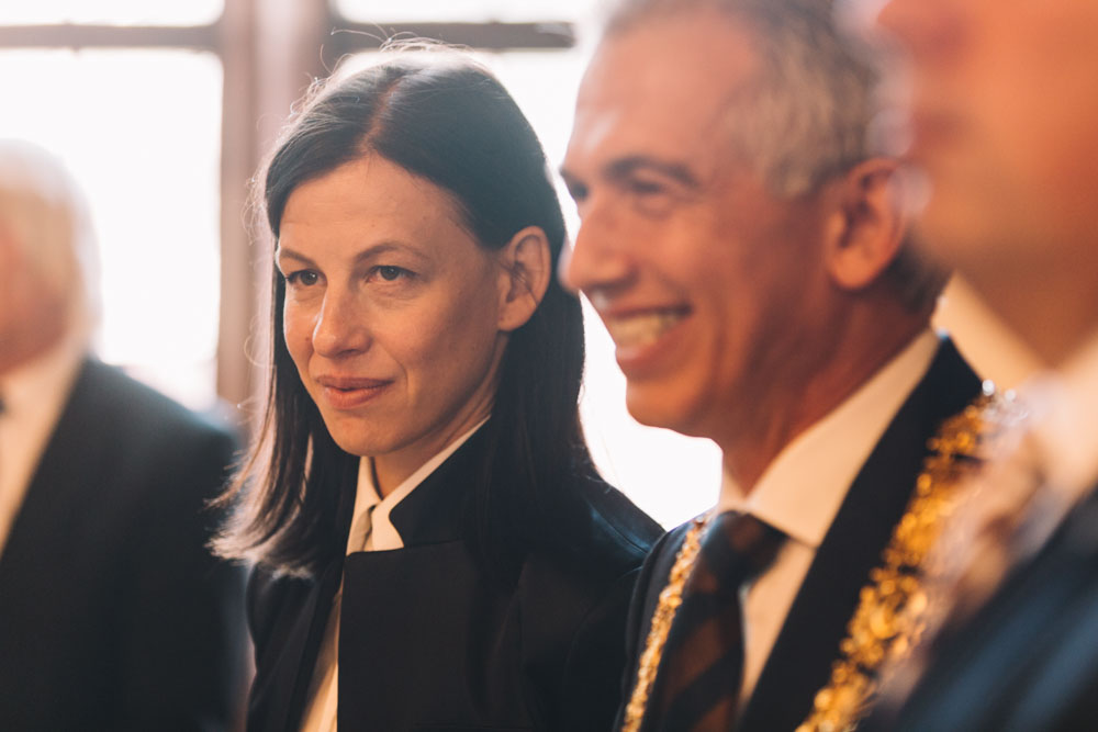 Künstlerin Anne Imhof neben Oberbürgermeister Peter Feldmann (SPD) und Stadtverordnetenvorsteher Stephan Siegler (CDU) im Kaisersaal des Römer Frankfurt vor dem Eintrag ins Goldenen Buch der Stadt am 9. August 2017. 