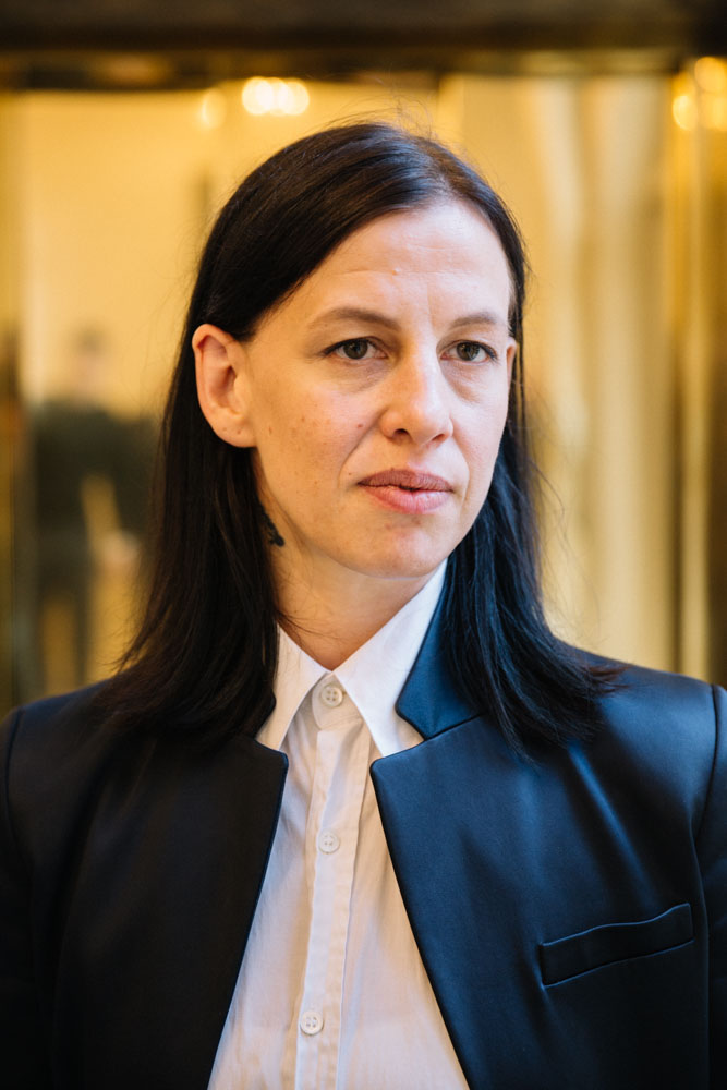 Künstlerin Anne Imhof im Kaisersaal des Römer Frankfurt vor dem Eintrag ins Goldenen Buch der Stadt am 9. August 2017. 