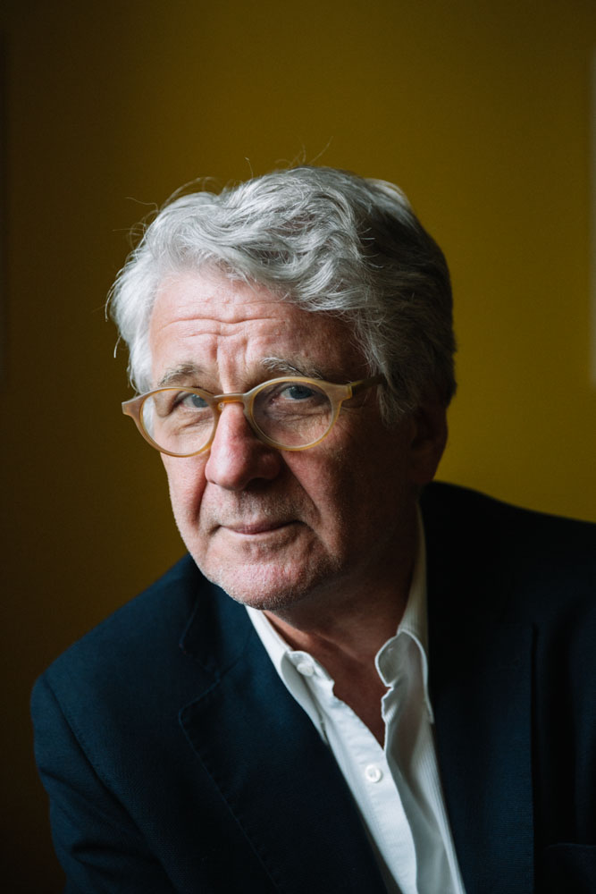 Autor und Sportournalist Marcel Reif schaut in die Kamera. 