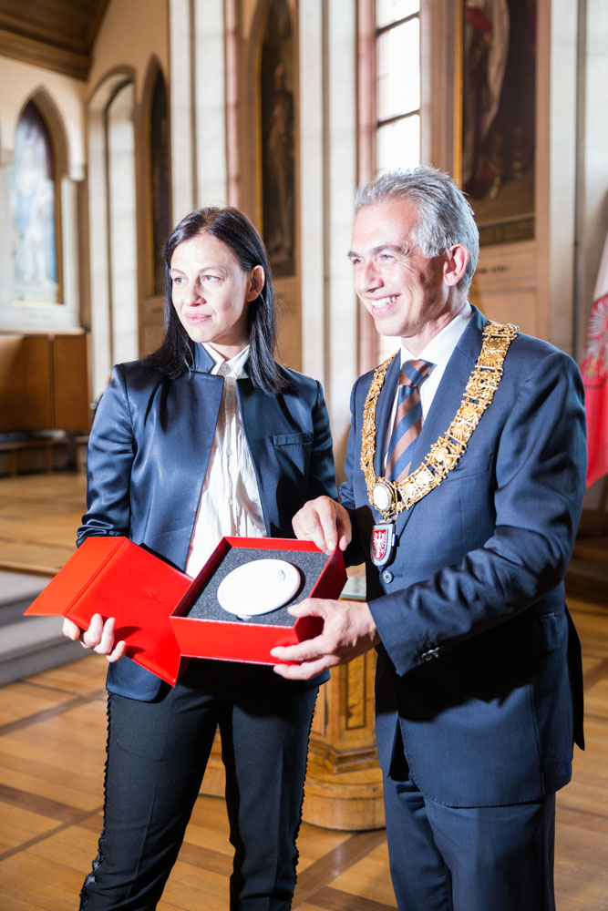 Künstlerin Anne Imhof mit Oberbürgermeister Peter Feldmann (SPD) im Kaisersaal des Römer Frankfurt nachdem sie sich im Goldenen Buch der Stadt eingetragen hat. Aufgenommen am 9. August 2017. 