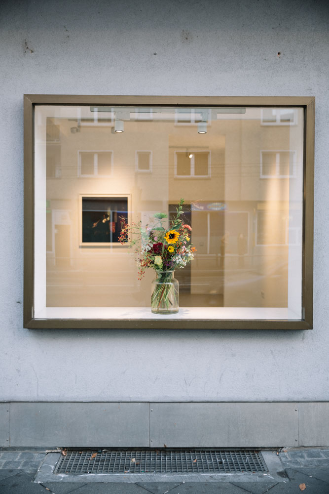 Blick auf einen Blumenstrauß in Peter Sillems neuen Galerie in der Dreieichstraße 2 in Frankfurt am 19. September 2017. 