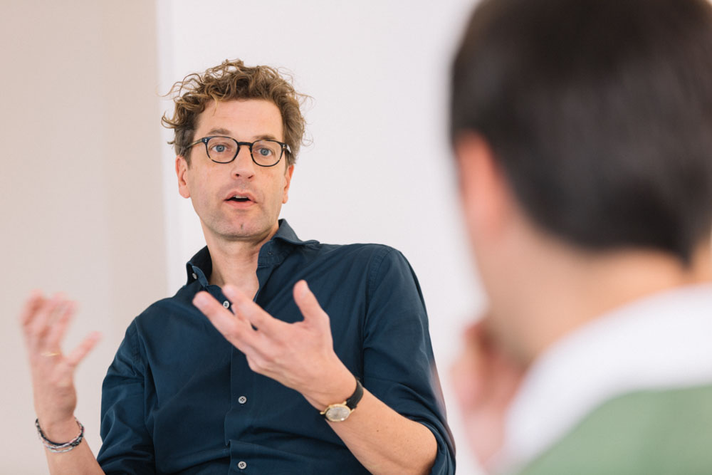 Peter Sillem im Gespräch in seiner neuen Galerie in der Dreieichstraße 2 in Frankfurt am 19. September 2017. 