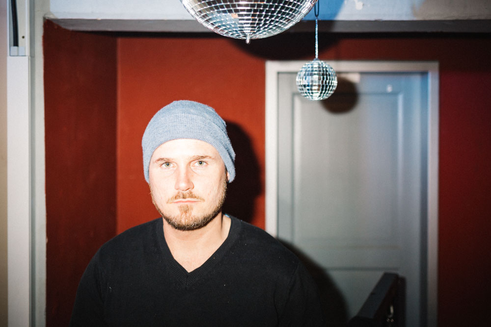 Rapper Lemur schaut in die Kamera. 