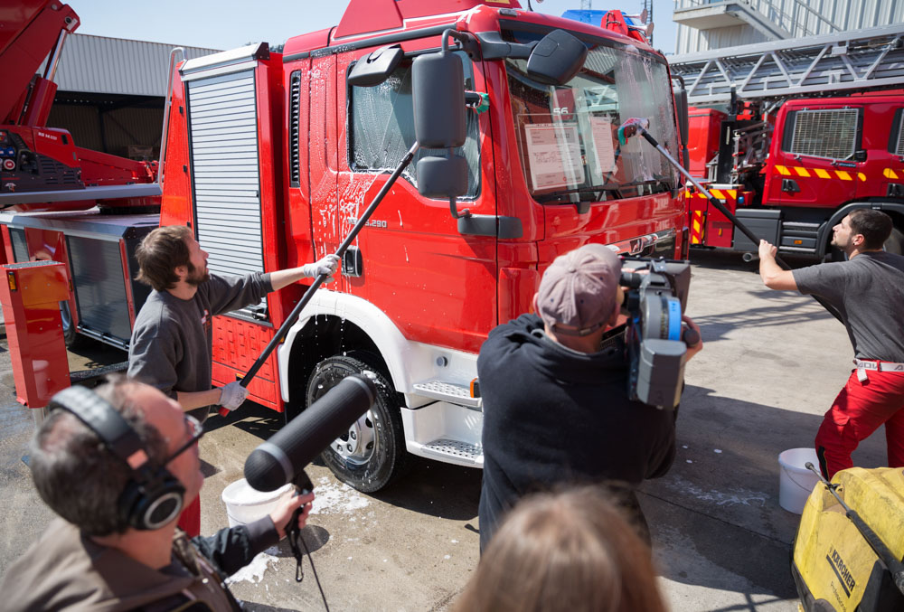 Das Kamerateam filmt einen Feuerwehrwagen. 