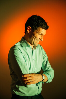 Ronen Steinke posiert vor einem farbigen Hintergrund. 