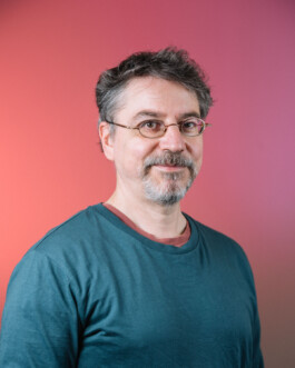 Ein Mitarbeiter des Literarischer Salon schaut freundlich in die Kamera.