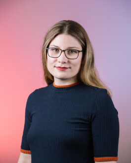 Eine Mitarbeiterin des Literarischer Salon schaut freundlich in die Kamera.