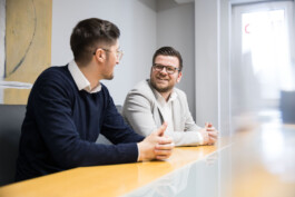 Zwei Mitarbeiter im Gespräch.