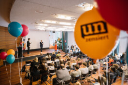 Bei der unzensiert Preisverleihung stehen Leute vor einem Publikum auf der Bühne.