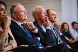 Stephan Weil und Heinrich Detering sitzen bei einer Veranstaltung im Publikum und hören gespannt zu. 