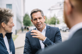 Olaf Lies spricht mit Personen und gestikuliert.