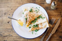 Ein angerichteter Teller mit Essen.