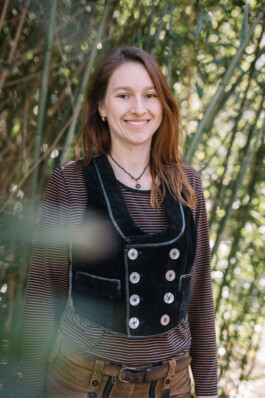 Eine Mitarbeiterin des Betriebs Specht & Schwalbe schaut freundlich in die Kamera