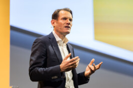 Nikolai Setzer spricht auf einer Bühne bei der Continental Hauptversammlung 2024