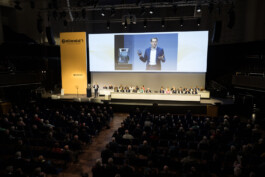 Nikolai Setzer spricht auf der Bühne bei der Continental Hauptversammlung 2024