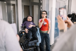 Zwei Personen werden für ein Interview mit einem Handy gefilmt.