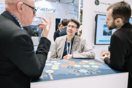 Messebesucher unterhalten sich mit Ausstellern der Plattform Industrie 4.0 auf der Hannover Messe 2025. 