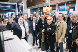 Ein Aussteller präsentiert Messebesuchern die Plattform Industrie 4.0 auf der Hannover Messe 2025. 