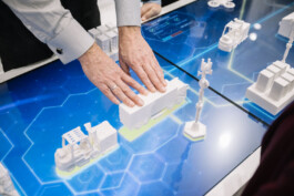 Ein Aussteller präsentiert Messebesuchern die Plattform Industrie 4.0 auf der Hannover Messe 2025. 