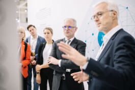 Ein Aussteller präsentiert Messebesuchern die Plattform Industrie 4.0 auf der Hannover Messe 2025. 