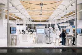 Der Messestand der Plattform Industrie 4.0 mit Aufbauten auf der Hannover Messe 2025 