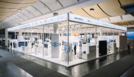 Der Messestand der Plattform Industrie 4.0 mit Aufbauten auf der Hannover Messe 2025 