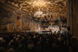 Bei dem Examenskonzert der E+S Rück in der Orangerie Hannover spielt eine Person am Flügel.