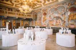 Bei dem Examenskonzert der E+S Rück stehen gedeckte Tische in der Orangerie.