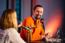 Ex-Fußballprofi und Stiftungsgründer Neven Subotić spricht bei einem Vortrag.