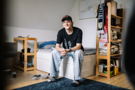 Hannes sitzt in seinem Zimmer in der Marburg WG.
