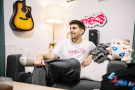Toni sitzt in seinem Zimmer auf der Couch.