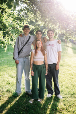 Ein Gruppenportrait der Marburg WG im Garten.