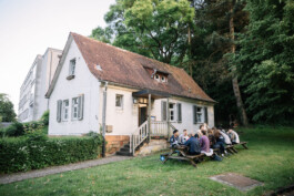 Blick auf das Picknick vor dem Haus der Marburg WG.