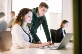 Trainaas Mitarbeiter*innen arbeiten zusammen.